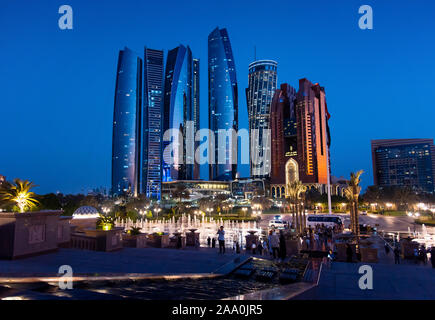 Abu Dhabi, Vereinigte Arabische Emirate - November 1, 2019: Etihad Towers Wolkenkratzer in der Innenstadt von Abu Dhabi in den VEREINIGTEN ARABISCHEN EMIRATEN Stockfoto