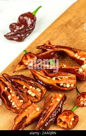 Schneiden extra hot chili peppers (Bhut Jolokia Chocolate). Vorbereitung für das Trocknen. Verkauf von Gewürzen. Gesunde Gewürze. Stockfoto