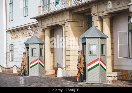 Budapest, Ungarn - Nov 6, 2019: Burg Wächter vor der Ungarischen Präsidentenpalast, Sandor Palace. Bewaffnete Wachen Präsidentschaftswahlen in Uniform vor dem Gebäude. Ehrengarde. Stockfoto