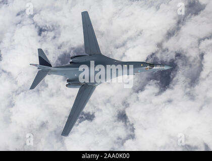 A B-1B Lancer bis 28 Bombe Flügel, Ellsworth Air Force Base, S.D. zugeordnet, hinunter nach Durchführung der Luftbetankung Operationen mit einer KC-135 Stratotanker R über zentrale Utah zu 151 Luftbetankung des California Air National Guard Flügel, Sept. 30, 2019 zugeordnet. KC-135R die Flotte des California Air National Guard ist in der Lage, Betankung eine Vielzahl von Jäger, Bomber und schwere Ladung Flugzeuge der Air Force, Navy und Marine Corps bestand. Stockfoto