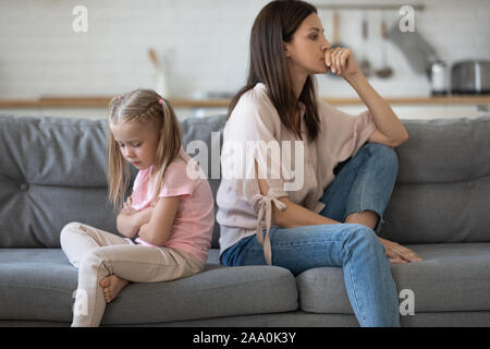 Verärgert Mädchen zurück sitzen mit enttäuscht Mutter zu sichern. Stockfoto