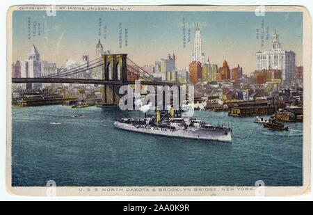 Illustrierte Postkarte von US-S, 1912. North Dakota Segeln in der Nähe der Brooklyn Bridge, mit der Bankers Trust Gebäude, Sänger Gebäude, Woolworth Building und Neue Städtische Gebäude im Hintergrund, New York City, erstellt von Irving Underhill. Von der New York Public Library. () Stockfoto