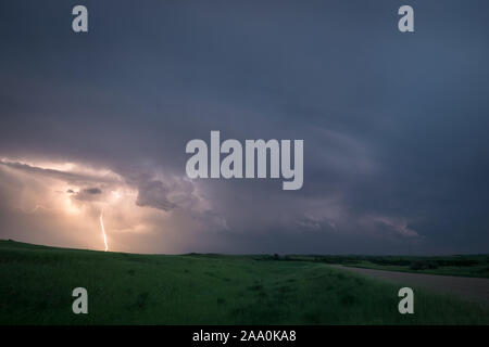 Blitz von einer superzelle Gewitter über dem nördlichen Plains, USA während der blauen Stunde. Stockfoto