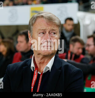 Aviva Stadium, Dublin, Leinster, Irland. Nov, 2019 18. Europameisterschaften 2020 Qualifier, Irland gegen Dänemark; Age Hareide Dänemark Trainer während dem Abspielen der Nationalhymnen - Redaktionelle Verwendung - Redaktionelle Verwendung Credit: Aktion plus Sport/Alamy leben Nachrichten Stockfoto