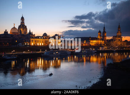 18 November 2019, Sachsen, Dresden: Die Lichter der Altstadt Landschaft mit den-Gebäude (L-R), die Kuppel mit der Engel "Fama", die Frauenkirche, der Akademie der Künste, das Ständehaus, der hausmannsturm, die Hofkirche und Semperoper in der Elbe am Abend reflektiert werden. (Schießen mit lange Belichtung) Foto: Robert Michael/dpa-Zentralbild/ZB Stockfoto