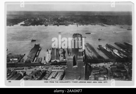Graviert Postkarte einer Luftaufnahme der Hudson River und Piers aus das Woolworth Building, New York City, von L. Jonas und Company Inc, 1935, veröffentlicht. Von der New York Public Library. ()