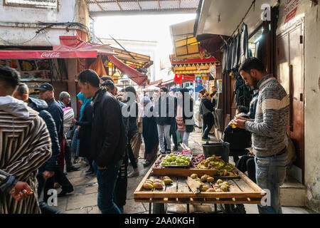 Fez, Marokko. November 9, 2019. Der Stall von Obst Anbieter in der Medina Stockfoto