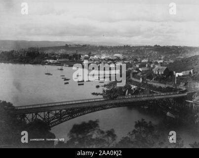 Schwarz und weiß Luftaufnahme des King's Brücke über den South Esk River am Eingang der Cataract Gorge bei Launceston, Tasmanien, Australien, durch die der Fotograf Frank Coxhead, 1885. Von der New York Public Library. () Stockfoto