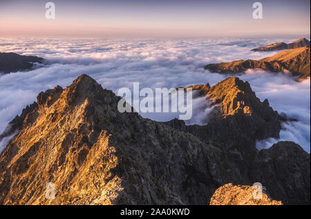 Berge Landschaft mit Inversion im Tal bei Sonnenuntergang vom Rysy in Hohe Tatra, Slowakei gesehen Stockfoto