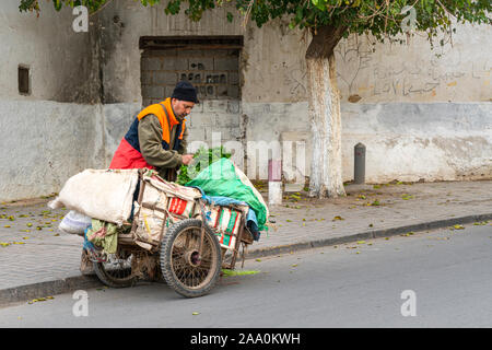 Fez, Marokko. November 9, 2019. Ein Verkäufer von Minze mit seinem Wagen auf der Straße Stockfoto