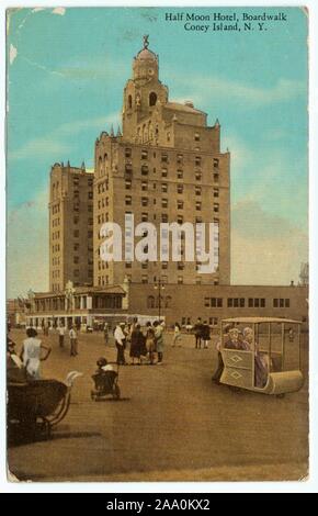 Illustrierte Postkarte des Half Moon Hotel auf der Riegelmann Boardwalk auf Coney Island, New York City, durch Manhattan Card Publishing Co, 1935 veröffentlicht. Von der New York Public Library. () Stockfoto