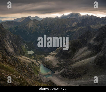 Berge Landschaft bei Sonnenaufgang. Bielovodska Tal ab dem Sedlo Vaha in Hohe Tatra, Slowakei gesehen Stockfoto