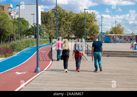 Istanbul, Türkei - September: -29.2019 Laufstrecke auf Karakoy Strand. Menschen zu Fuß. Der Kurs ist in Blau und Rot lackiert. Stockfoto