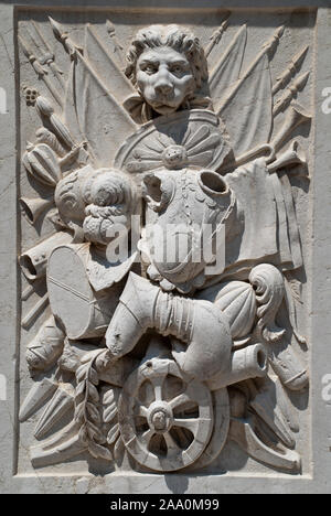 Venedig, Italien: Arco Foscari, Dogenpalast, Innenhof, Teilansicht - Sockel der Statue von Francesco Maria Della Rovere Stockfoto