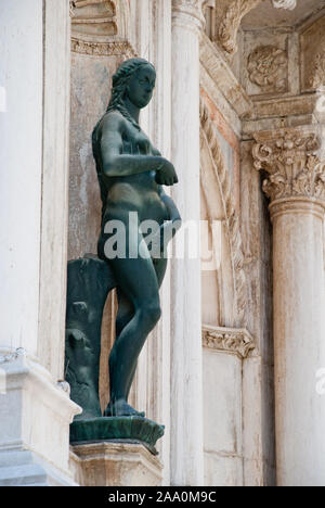 Venedig, Italien: Bronzestatue von Eve an der Fassade der Arco Foscari, Dogenpalast, Hof Stockfoto