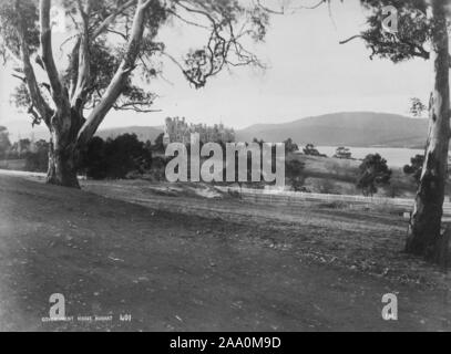 Schwarze und weiße Landschaft Foto von einer ländlichen Gegend mit Government House, die offizielle Residenz des Gouverneurs von Tasmanien in Hobart, Tasmanien, Australien, durch die der Fotograf Frank Coxhead, 1885. Von der New York Public Library. () Stockfoto