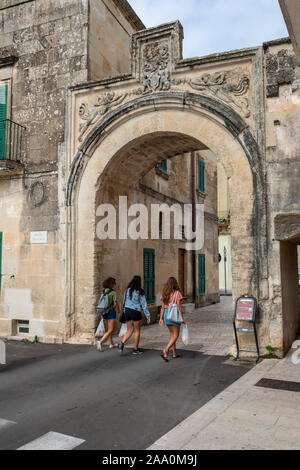 Südliche Tor (la Caporta) auf die alte Stadtmauer von Corigliano d'Otranto in Apulien (Puglia) im südlichen Italien Stockfoto