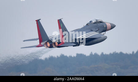 Eine F-15E Strike Eagle der 492Nd Fighter Squadron zugewiesen ist, sie an der RAF Lakenheath, Vereinigtes Königreich, Oktober 23, 2019. Der Strike Eagle ist ein Dual-rolle Kämpfer entwickelt, Luft-Luft- und Luft-Boden-Einsätze durchzuführen. Ein Array von Avionik und Elektronik Systeme gibt die F-15E die Fähigkeit in geringer Höhe, bei Tag oder Nacht zu kämpfen und in allen Arten von Wetter. Stockfoto