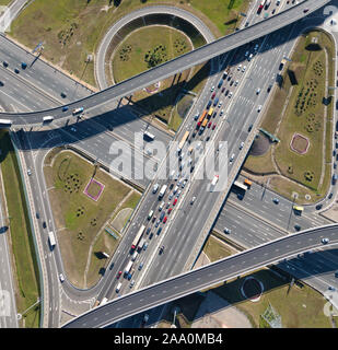 Luftaufnahme von Autobahn interchange einer Stadt Stockfoto