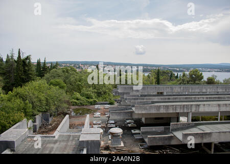Krk, Kroatien, 12. Juli 2019: Verlassene und zerstörte Luxushotel Palace Haludovo in Malinska, Insel Krk, Kroatien. In den 1970er und 1980er Jahren war es die Stockfoto
