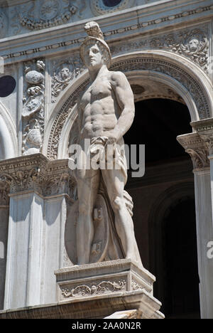 Venedig, Italien: eine Statue von Mars, dem römischen Gott des Krieges, zum Riesen Treppe am Dogenpalast (Palazzo Ducale). Stockfoto