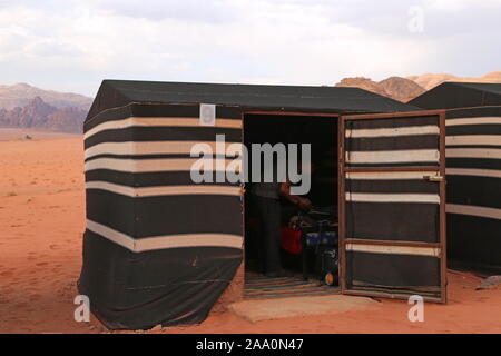 Zelt 9, Wüstenlager Beduinen, Schutzgebiet Wadi Rum, Gouvernement Akaba, Jordanien, Naher Osten Stockfoto