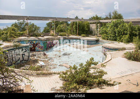 Krk, Kroatien, 12. Juli 2019: Verlassene und zerstörte Luxushotel Palace Haludovo in Malinska, Insel Krk, Kroatien. In den 1970er und 1980er Jahren war es die Stockfoto