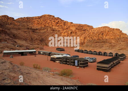 Panorama Beduinen-Wüstenlager, Wadi Rum Schutzgebiet, Gouvernement Akaba, Jordanien, Naher Osten Stockfoto