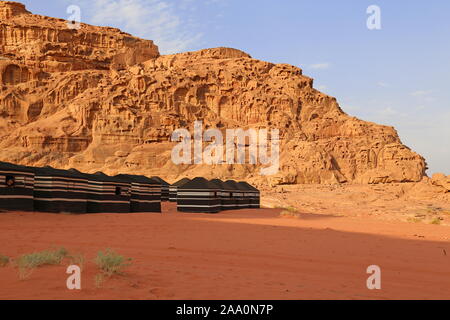 Panorama Beduinen-Wüstenlager, Wadi Rum Schutzgebiet, Gouvernement Akaba, Jordanien, Naher Osten Stockfoto