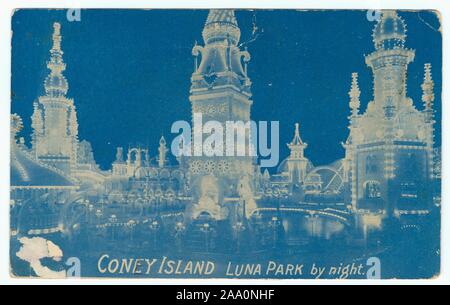 Graviert Postkarte von beleuchteten Gebäuden in der Coney Island Luna Park bei Nacht, New York City, von S. Dattilo und Co., 1909 veröffentlicht. Von der New York Public Library. () Stockfoto