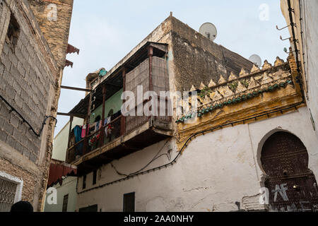 Fez, Marokko. 9. November 2019. Eine typische alte Balkon aus Holz der alten Häuser im Jüdischen Viertel Stockfoto