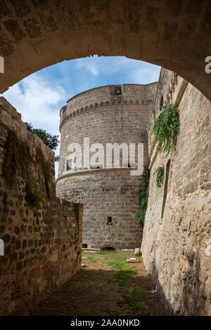 Außenwände und Turm, von Graben von Castello de' Monti gesehen in Corigliano d'Otranto, Apulien (Puglia) im südlichen Italien Stockfoto