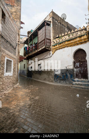 Fez, Marokko. 9. November 2019. Eine typische alte Balkon aus Holz der alten Häuser im Jüdischen Viertel Stockfoto