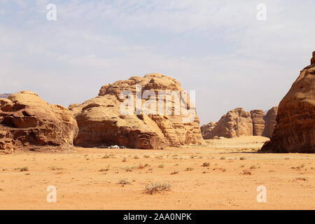 Wüstenlager Beduinen unter natürlichen Felsformationen aus Sandstein, Schutzgebiet Wadi Rum, Gouvernement Aqaba, Jordanien, Naher Osten Stockfoto