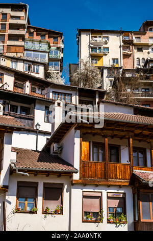 Stadt Veliko Tarnovo, Bulgarien - 24. März 2017. Traditionelle bulgarische Architektur in der alten mittelalterlichen Stadt, Veliko Tarnovo, Bulgarien Stockfoto