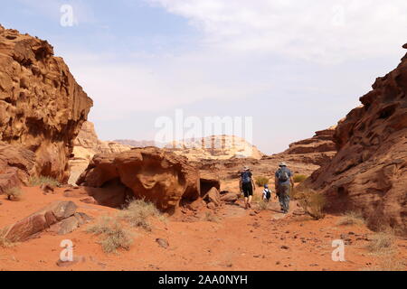 Wüstenwanderung, Schutzgebiet Wadi Rum, Gouvernement Aqaba, Jordanien, Naher Osten Stockfoto