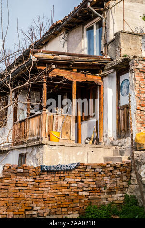 Stadt Veliko Tarnovo, Bulgarien - 24. März 2017. Traditionelle bulgarische Architektur in der alten mittelalterlichen Stadt, Veliko Tarnovo, Bulgarien Stockfoto