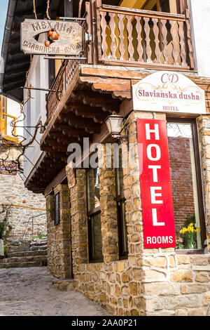 Stadt Veliko Tarnovo, Bulgarien - 24. März 2017. Traditionelle bulgarische Architektur in der alten mittelalterlichen Stadt, Veliko Tarnovo, Bulgarien Stockfoto