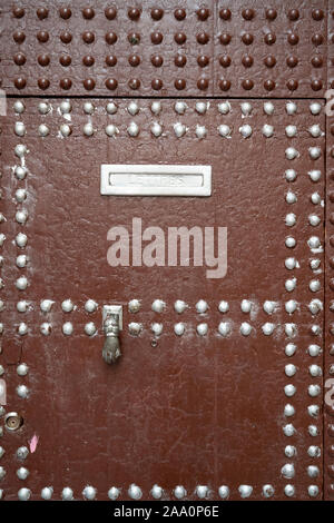 Fez, Marokko. November 9, 2019. Detail des hölzernen Türen der alten Häuser im Jüdischen Viertel fein dekoriert Stockfoto
