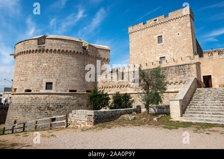 Außenwände und Turm, von Graben von Castello de' Monti gesehen in Corigliano d'Otranto, Apulien (Puglia) im südlichen Italien Stockfoto