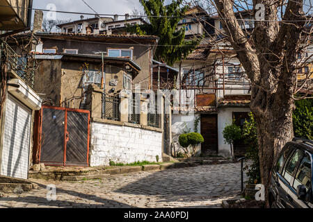 Stadt Veliko Tarnovo, Bulgarien - 24. März 2017. Traditionelle bulgarische Architektur in der alten mittelalterlichen Stadt, Veliko Tarnovo, Bulgarien Stockfoto