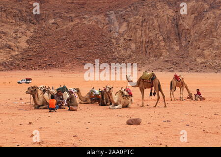 Beduin bietet Kamelfahrten, Wadi Rum Protected Area, Gouvernement Aqaba, Jordanien, Naher Osten Stockfoto