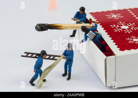Mini Figuren In matchbox Feuerwehrmänner Stockfoto