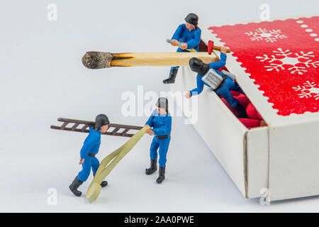 Mini Figuren In matchbox Feuerwehrmänner Stockfoto