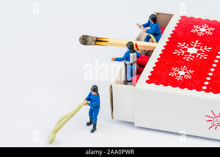 Mini Figuren In matchbox Feuerwehrmänner Stockfoto
