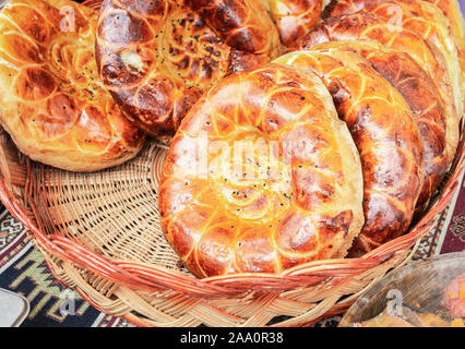 Frische usbekischen Fladenbrot mit Sesam aus dem Tandoor. Traditionelle asiatische Fladenbrot Stockfoto