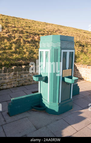 Im Art déco-Stil Trinkbrunnen die Krönung von König George VI. im Jahr 1937 zu gedenken, Whitley Bay, North East, England, Großbritannien Stockfoto