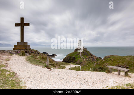 Llanddwyn Island Lighthouse und Kreuz, Anglesey, North Wales, UK Stockfoto