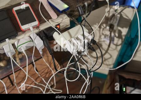 Laden Telefone und andere Geräte in einem Chaos Stockfoto