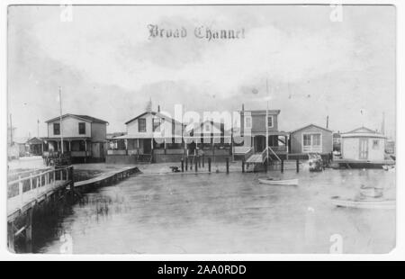 Postkarte des breiten Kanal pier graviert, mit einer Reihe von Häusern an der Waterfront und einige Boote im Wasser, Queens, New York City, 1911. Von der New York Public Library. () Stockfoto